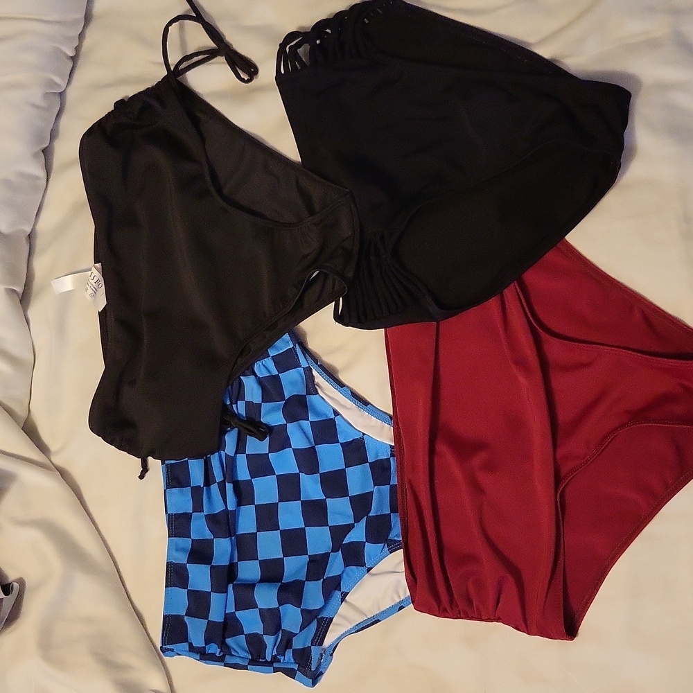 4 pairs of bikini bottoms